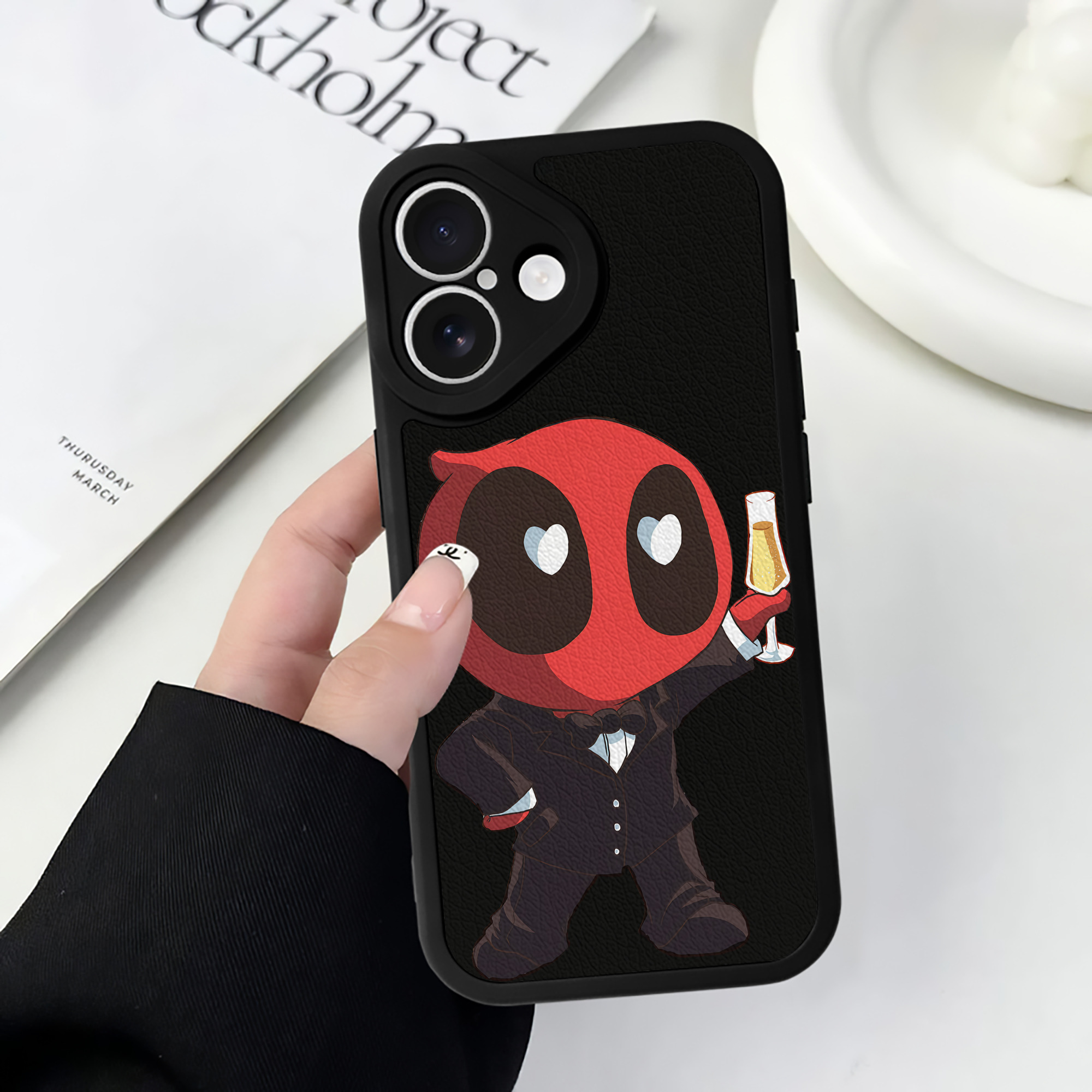 （画像用） Deadpool デッドプール 【iPhone 16シリーズ対応】シリコンスマホケース（レザー調） 材質：シリコン